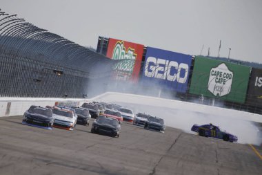 21 Temmuz 2018 - Loudon, New Hampshire, ABD: Ryan Truex (11) spin Göller Bölgesi 200'de New Hampshire Motor Speedway Loudon, New Hampshire sırasında uyarı getirmek için iç saha.