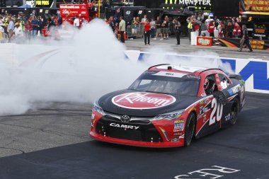 21 Temmuz 2018 - Loudon, New Hampshire, ABD: Christopher Bell (20) kutluyor Göller Bölgesi 200'de New Hampshire Motor Speedway Loudon, New Hampshire kazandıktan sonra.
