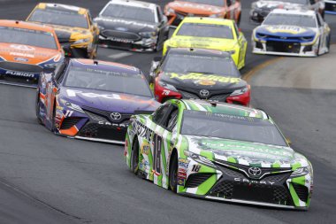 22 Temmuz 2018 - Loudon, New Hampshire, ABD: Kyle Busch (18) döner Foxwoods Resort Casino 301 New Hampshire Motor Speedway Loudon, New Hampshire, sırasında aracılığıyla arabasını getiriyor.