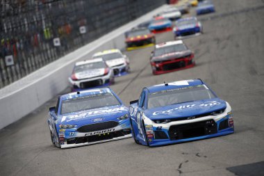 22 Temmuz 2018 - Loudon, New Hampshire, ABD: Ricky Stenhouse, Jr (17) savaşlar sırasında Foxwoods Resort Casino 301 New Hampshire Motor Speedway, pozisyon Loudon, New Hampshire için.