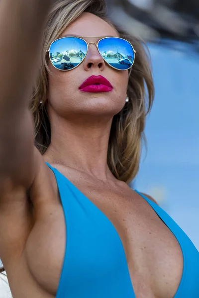 Een Prachtige Braziliaanse Blonde Bikini Model Vormt Met Een Motorfiets — Stockfoto