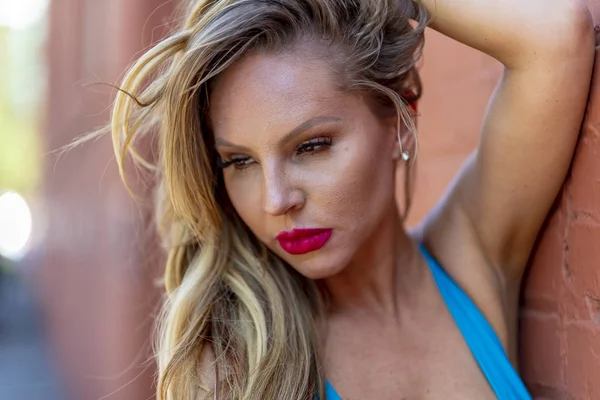 Een Prachtige Braziliaanse Blonde Bikini Model Vormt Buitenshuis — Stockfoto