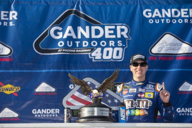 29 Temmuz 2018 - uzun gölet, Pennsylvania, ABD: Kyle Busch (18) WINS kaz açık havada 400 uzun gölet, Pennsylvania Pocono Raceway.