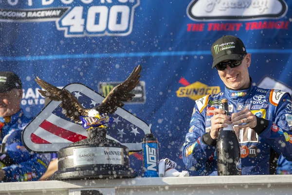 29 Temmuz 2018 - uzun gölet, Pennsylvania, ABD: Kyle Busch (18) WINS kaz açık havada 400 uzun gölet, Pennsylvania Pocono Raceway.