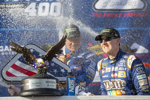 29 Temmuz 2018 - uzun gölet, Pennsylvania, ABD: Kyle Busch (18) WINS kaz açık havada 400 uzun gölet, Pennsylvania Pocono Raceway.