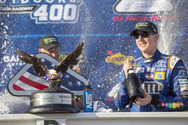 29 Temmuz 2018 - uzun gölet, Pennsylvania, ABD: Kyle Busch (18) WINS kaz açık havada 400 uzun gölet, Pennsylvania Pocono Raceway.
