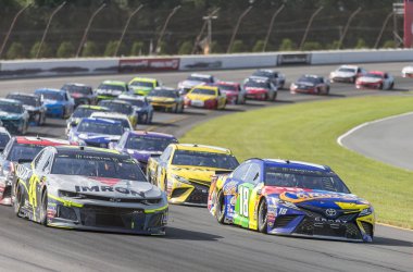 29 Temmuz 2018 - uzun gölet, Pennsylvania, ABD: Kyle Busch (18) yarışları kaz açık havada 400 uzun gölet, Pennsylvania Pocono Raceway, zor üçgen ile.