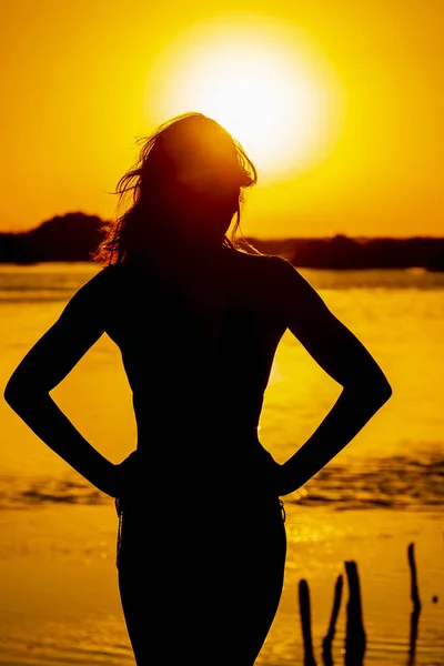 Una Hermosa Modelo Morena Hispana Disfrutando Del Sol Mañana Amanecer —  Fotos de Stock