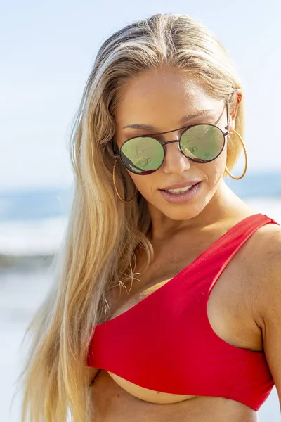 Una Hermosa Modelo Rubia Disfruta Día Playa —  Fotos de Stock
