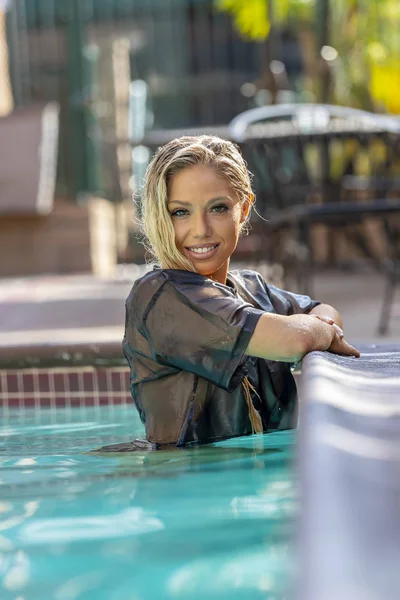 Una Hermosa Modelo Rubia Disfruta Día Piscina — Foto de Stock