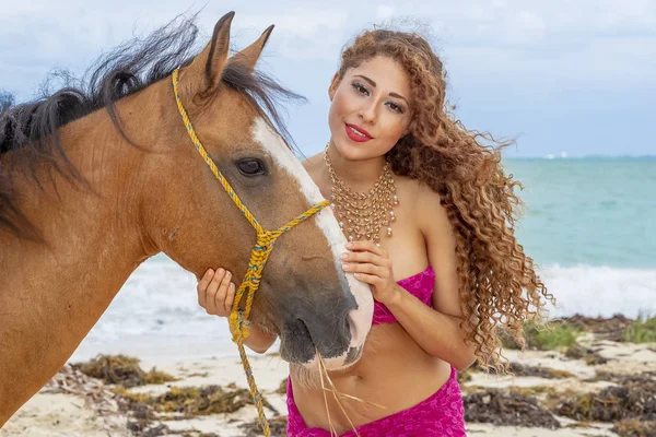 Ein Hispanisches Brünettes Model Reitet Auf Einem Pferd Einem Karibischen — Stockfoto