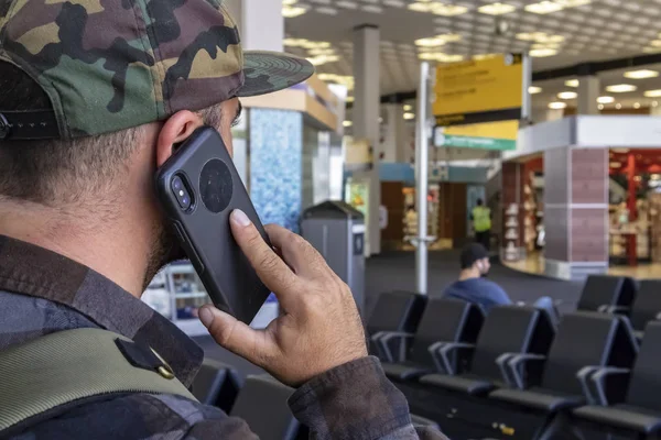 Ein Junger Reisender Ruft Die Polizei Nachdem Auf Einem Internationalen — Stockfoto