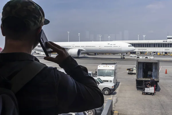 Jovem Viajante Chama Polícia Depois Ver Algo Suspeito Aeroporto Internacional — Fotografia de Stock