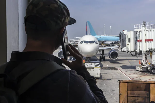 Jovem Viajante Chama Polícia Depois Ver Algo Suspeito Aeroporto Internacional — Fotografia de Stock