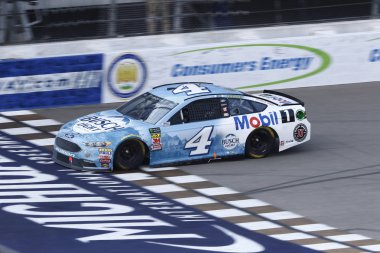 12 Ağustos 2018 - Brooklyn, Michigan, ABD: Kevin Harvick (4) WINS tüketicilerin enerji 400 Michigan International Speedway Brooklyn, Michigan.