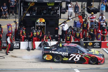 12 Ağustos 2018 - Brooklyn, Michigan, ABD: Martin Truex, Jr (78) hizmeti için pit yolda tüketicilerin enerji 400 değerinde Michigan International Speedway Brooklyn, Michigan sırasında gelir.
