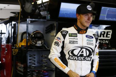 10 Ağustos 2018 - Brooklyn, Michigan, ABD: Trevor Bayne (6) asmak dışarı tüketicilerin enerji 400 Michigan International Speedway Brooklyn, Michigan, uygulama sırasında garajında.