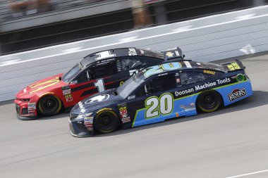 12 Ağustos 2018 - Brooklyn, Michigan, ABD: Jamie Mcmurray (1) ve tüketicilerin enerji 400 Michigan International Speedway adlı sırasında bulunduğu Brooklyn, Michigan için Erik Jones (20) savaş.