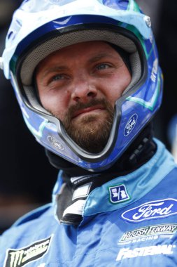 12 Ağustos 2018 - Brooklyn, Michigan, ABD: Ricky Stenhouse için bir mürettebat üyesi, Jr (17) çukurda tüketicilerin enerji 400 değerinde Michigan International Speedway Brooklyn, Michigan sırasında çalışır.