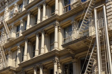 Bir yaz gününde gelişen bir metropol sahneleri