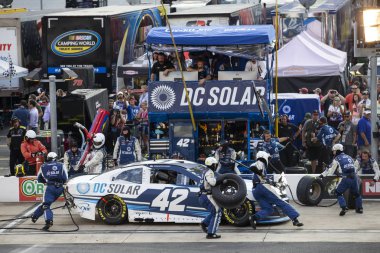 18 Ağustos 2018 - Bristol, Tennessee, ABD: Bir mola sırasında Bass Pro dükkan Nra gece yarışı Bristol Motor Speedway Bristol, Tennessee, Kyle Larson (42) yapar.