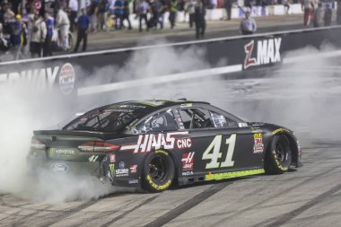 18 Ağustos 2018 - Bristol, Tennessee, ABD: Kurt Busch (41) Bristol, Tennessee gıda şehir 300 Bristol Motor Speedway, 6 zaferini kutluyor.