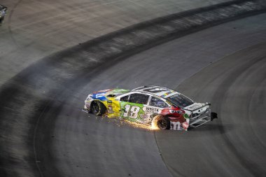 18 Ağustos 2018 - Bristol, Tennessee, ABD: Bass Pro dükkan Nra gece yarışı Bristol Motor Speedway Bristol, Tennessee, üç fırsatta sahadan aracılığıyla Kyle Busch (18) yarışları.