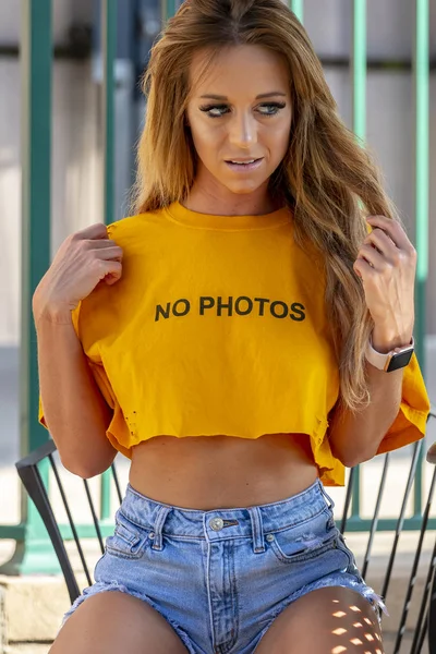 Ein Schönes Blondes Model Genießt Einen Tag Pool — Stockfoto