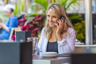 Güzel sarışın manken bir yemek açık bir mekan sahiptir