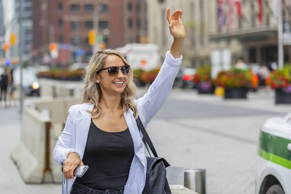 Beau Modèle Blond Profite Une Journée Voyage Attente Taxi — Photo