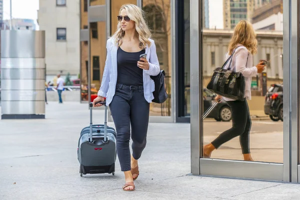 Ein Schönes Blondes Model Genießt Einen Tag Auf Einer Taxifahrt — Stockfoto