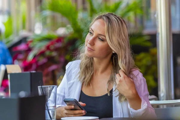 Beau Mannequin Blond Profite Repas Dans Lieu Extérieur — Photo