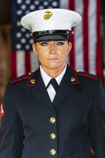 Női Katonai Tengeri Pózol Egy Katonai Egyenruha — Stock Fotó