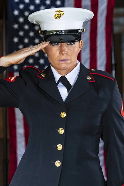 Una Marine Militare Donna Posa Uniforme Militare — Foto Stock