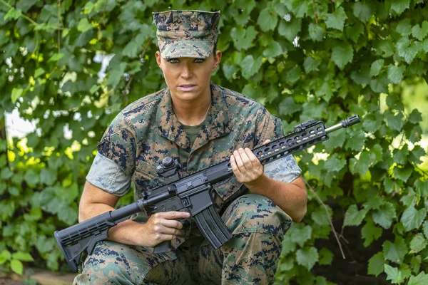 Uma Fuzileira Militar Posando Uniforme Militar — Fotografia de Stock