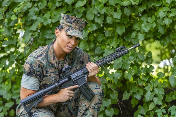 Uma Fuzileira Militar Posando Uniforme Militar — Fotografia de Stock