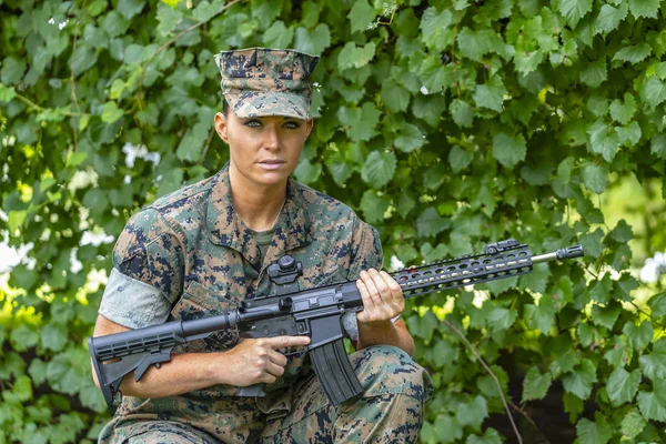 Női Katonai Tengeri Pózol Egy Katonai Egyenruha — Stock Fotó