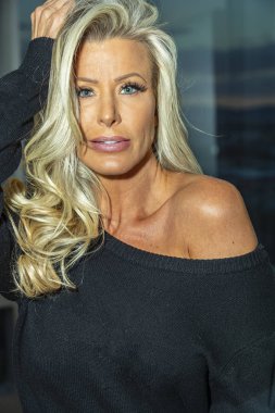 Bir çok güzel sarışın kadın iç çamaşırı model ev ortamında poz