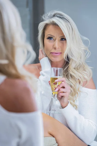 Beautiful Blonde Model Putting Makeup Her Bathroom While Drinking Champagne — Stock Photo, Image