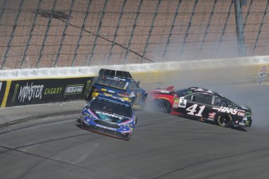 16 Eylül 2018 - Las Vegas, Nevada, ABD: Kurt Busch (41) Matt Dibenedetto (32) çarpışma noktasından dönüş 4 Güney 400 Las Vegas, Nevada Las Vegas Motor Speedway.
