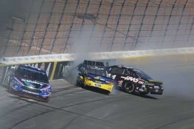 16 Eylül 2018 - Las Vegas, Nevada, ABD: Kurt Busch (41) Matt Dibenedetto (32) çarpışma noktasından dönüş 4 Güney 400 Las Vegas, Nevada Las Vegas Motor Speedway.