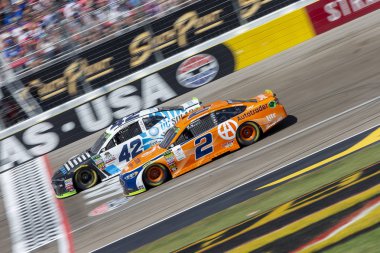 16 Eylül 2018 - Las Vegas, Nevada, ABD: Kyle Larson (42) ve Brad Keselowski (2) yarış sırasında Güney noktası 400 Las Vegas, Nevada Las Vegas Motor Speedway, açık streç aşağı.