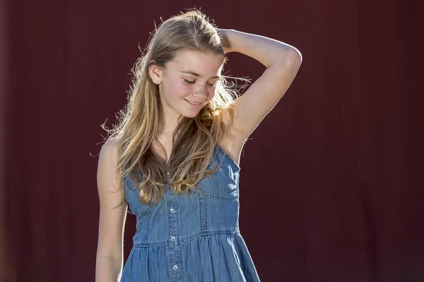 Een Mooie Jonge Blonde Tiener Meisje Genieten Van Een Mooie — Stockfoto