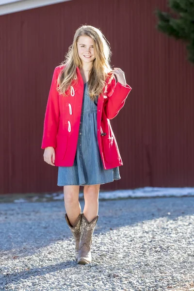 Eine Schöne Junge Blonde Teenagerin Genießt Einen Schönen Tag — Stockfoto
