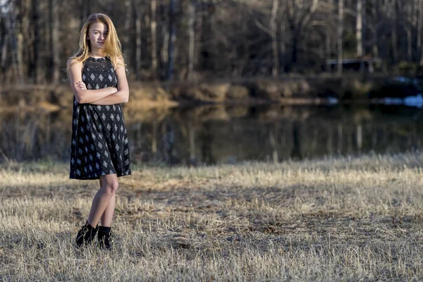 Vacker Ung Blond Tonårstjej Njuter Vacker Dag — Stockfoto