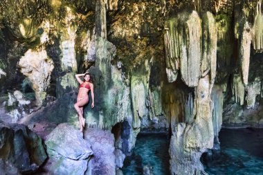 Yucatan, Meksika yakınındaki bir yerel hipotermik bir yüzmenin keyfini güzel İspanyol ve Latin esmer manken.