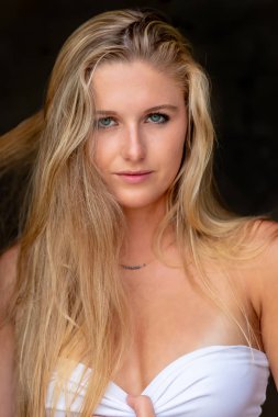 Açık bir ortamda poz güzel sarışın manken