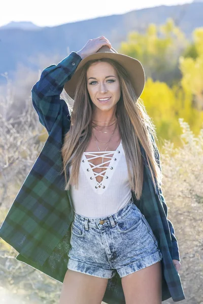 Uma Bela Modelo Loira Posando Ambiente Deserto Livre — Fotografia de Stock