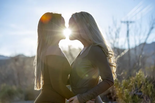 Two Friends Enjoying Each Others Company Outdoor Environment — Stock Photo, Image