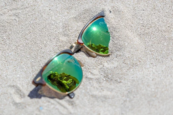 Sluneční Brýle Ležely Pláži Odrazem Krásné Hispánské Ženy Těší Její — Stock fotografie